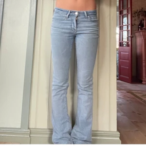 Ljusblå bootcut jeans - Säljer ett par ljusblå Levi's jeans i bootcut-stil. De är i mycket bra skick och har en snygg, tight passform med låg midja. Perfekta för både vardag och fest! 💙