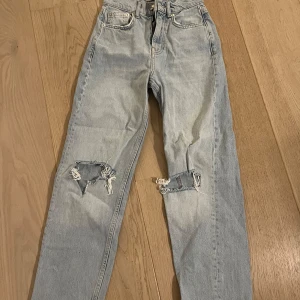 Ljusa jeans med slitningar - Säljer ett par ljusa jeans från Gina tricot i storlek 30. Använda fåtal gånger utan defekter. 