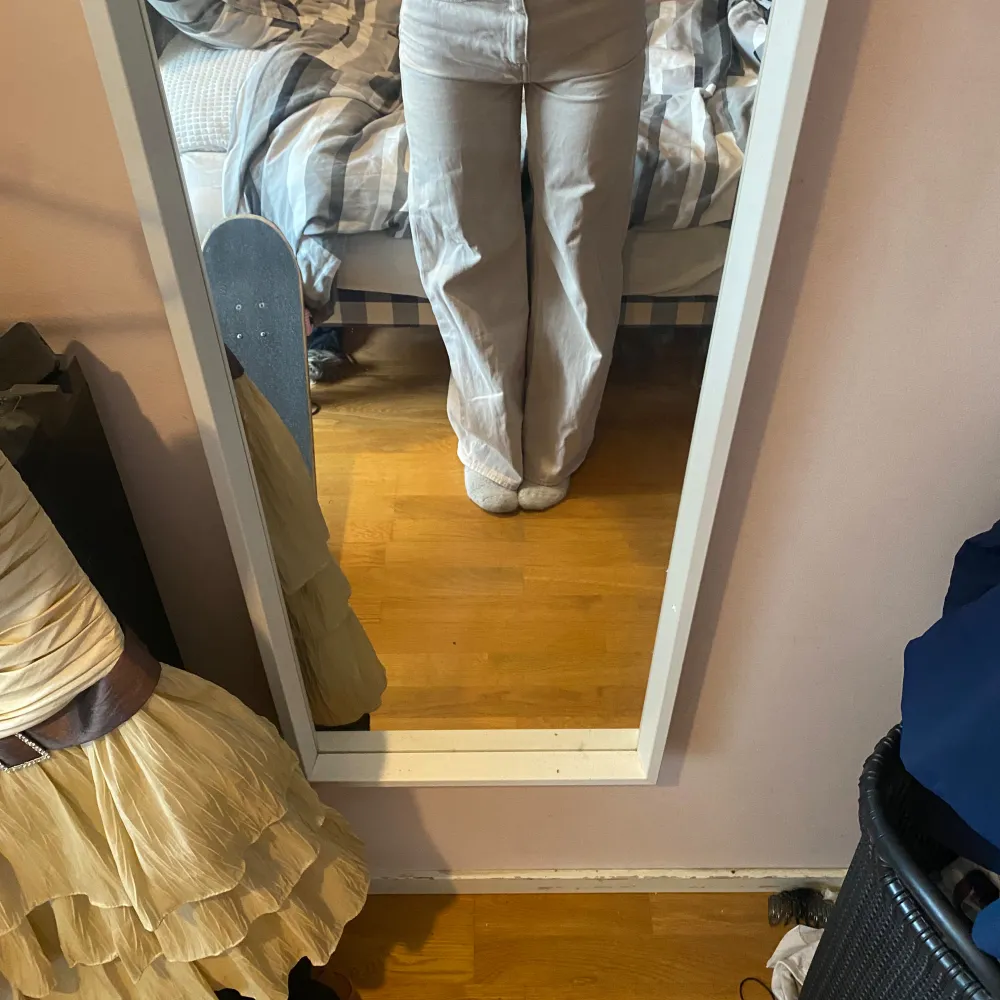 Säljer ett par snygga beige jeans från Weekday i modellen Ace High Wide. De är högmidjade och har en loose passform som ger en avslappnad stil. Perfekta för både vardag och fest! 🕺använt fåtal gånger så fint skick. Jeans & Byxor.