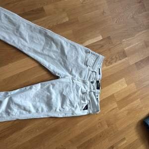 Säljer ett par ljusa Replay Hyperflex jeans i storlek 32. De är i mycket bra skick 9/10. Ser typ vita ut men är väldigt ljusblå. Hyperflex så det är mycket stretch i dom. 