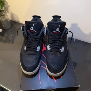 Jordan 4 - Black Canvas - Säljer nu mina Jordan 4, Använda 2 gånger så i princip nya! Dem är i storlek 42.5. Tveka inte o höra av er vid frågor eller fler bilder!
