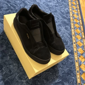 Axel arigsto skor  - Säljer mina axel arigao skor eftersom jag inte använder dom längre. Köpt för 2500kr. Ägt i 5-6 månader och är ganska nya. Strl 43 man får även hem boxen och annat.  Priset kan även diskuteras.