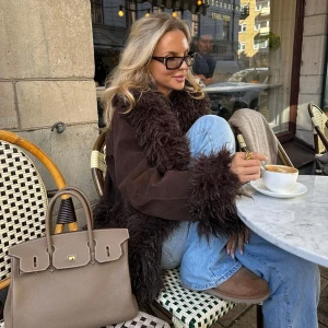 Moa Mattsson x NA-KD - Säljer denna supercoola bruna mockajackan med  pälsdetaljer från Moa Mattsson x NA-KD. Helt slutsåld och kommer inte komma in igen. Perfekt för höst och vinter. Storlek 36 och helt ny i förpackning fortfarande.