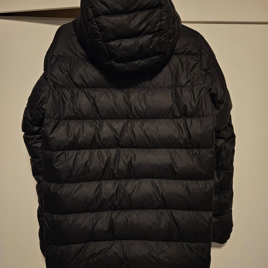 Svart dunjacka från Peak Performance - 90