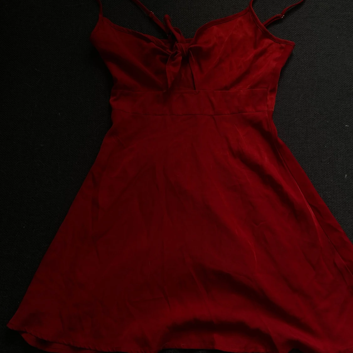 Röd klänning med knytband