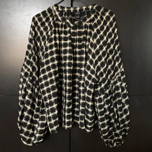 Blus med puffärmar stl S/M - Nyskick, endast provade ett par gånger. Stor i storleken så passar S/M