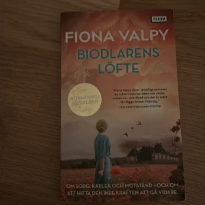 Biodlarens löfte - En gripande berättelse om sorg, kärlek och motstånd. Abi tar ett sommarjobb på ett gammalt slott i Frankrike och upptäcker historier om Eliane från 1938. Boken väver samman två kvinnors livsöden och deras kamp för att hitta styrka i motgångar.