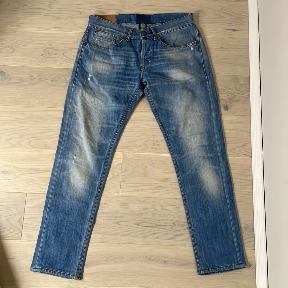 Dondup jeans i fint skick! - Nypris: +3,000kr - Modellen är 188cm men passar bättre till kortare!. Jeans & Byxor.