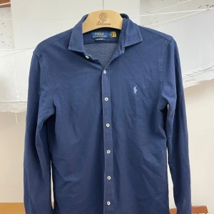 Blå skjorta Polo Ralph Lauren - Säljer en snygg blå skjorta från Polo Ralph Lauren i storlek M. Perfekt skick, skriv i DM vid minsta fråga.