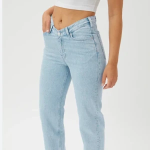 Ljusblå jeans - Snygga ljusblå jeans med rak passform från Weekday.  ”V-skuren” i midjan vilket ger en snygg detalj! 