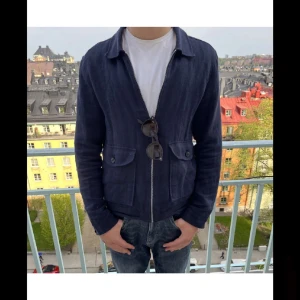 Mörkblå cardigan med dragkedja - Säljer en stilren mörkblå cardigan med dragkedja framtill. Jackan har två stora fickor och en klassisk krage. Perfekt för lite kallare tider, och passar både till vardags och lite finare tillfällen. Den är i bra skick och har en normal passform. Pris kan diskuteras, köpt från Zara. Nypris 599kr enbart använd fåtal gånger 