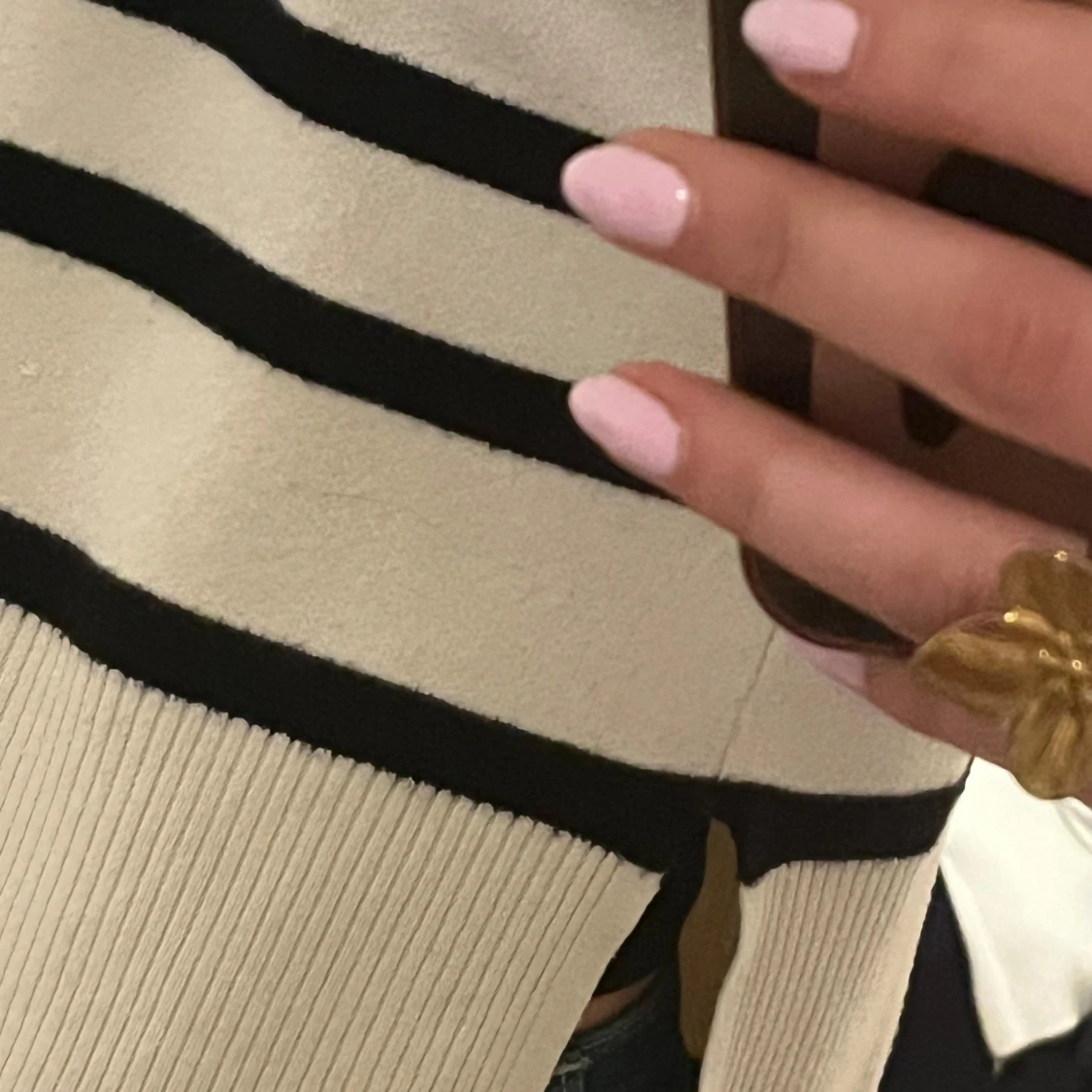 Randig tröja i beige/vit och svart - 91