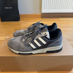 Adidas ZX420  - Snygga sneakers från Adidas, modell ZX420. Inköpta 2022, men knappt använda. Nypris ligger runt 1500. Skriv vid frågor!