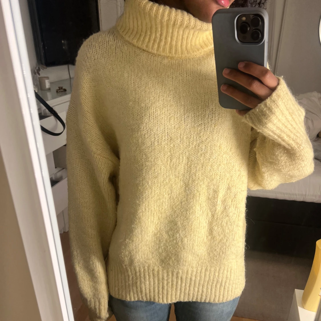 Gul stickad polotröja - 90