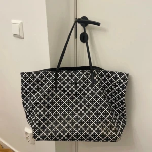 Svartvit shoppingväska från By Malene Birger - Defekter finns (se bilder) men ändå väldigt fin!💗