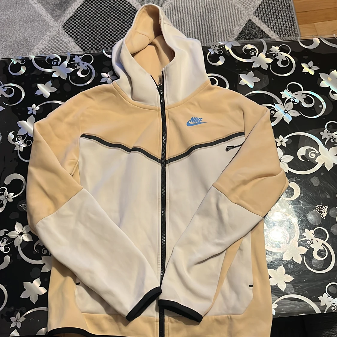 Beige och vit kofta från Nike