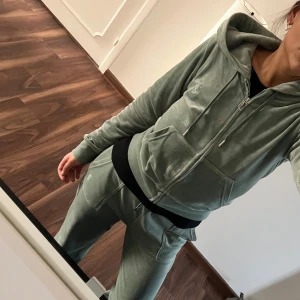 Juicy Couture mjukisset - Säljer ett supermjukt och bekvämt grönt Juicy Couture mjukisset. Inga slitage, storlek M. Båda delarna för priset :)