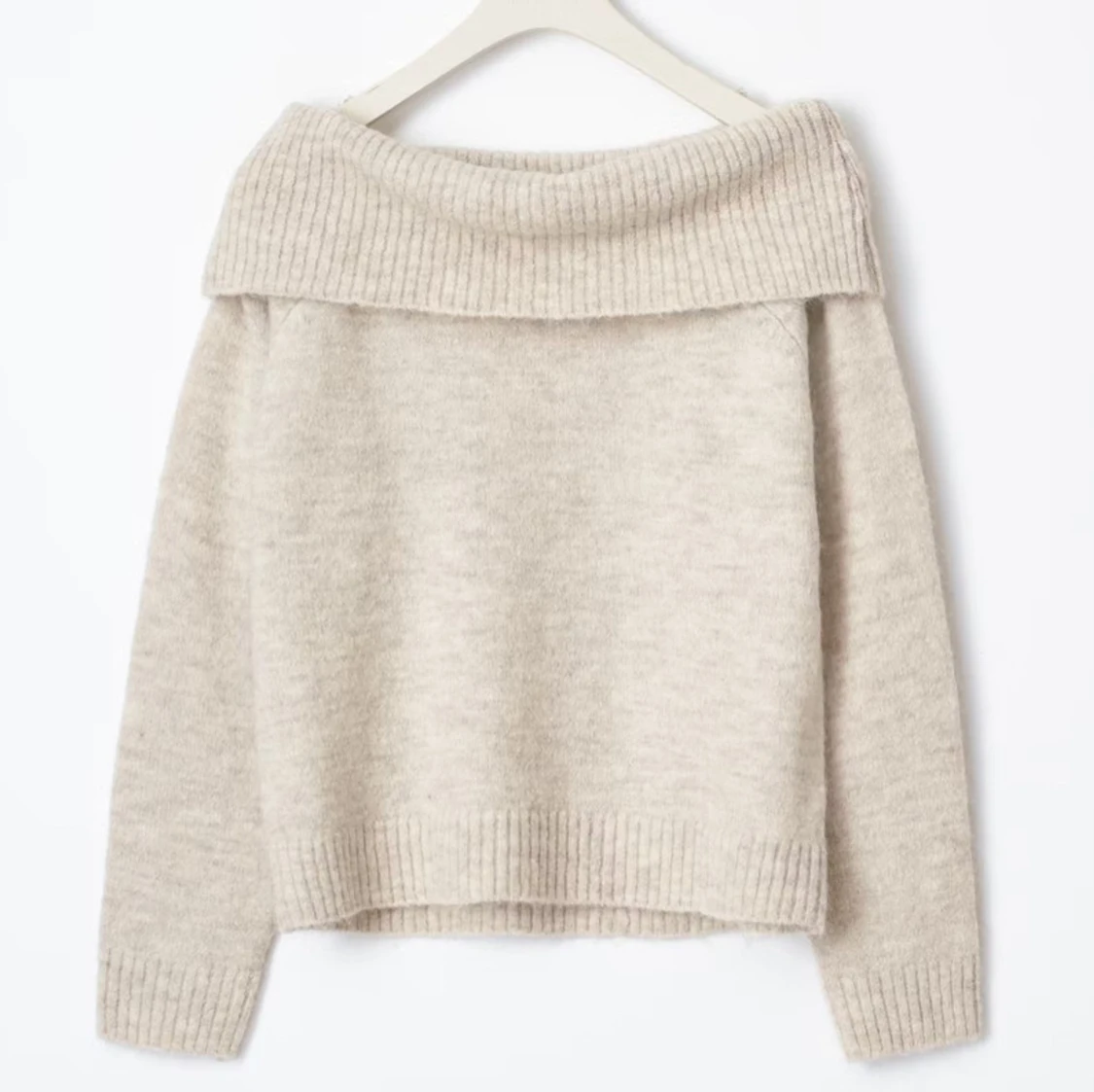 Beige offshoulder tröja