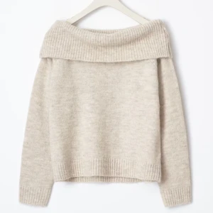 Beige offshoulder tröja - Säljer denna fina off shoulder stickade tröjan, använd 1 gång💞är i 170 men är som S-Xs