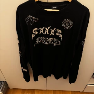 långärmad tröja från Diesel - Cool svart långärmad tröja från Diesel med unika tryck fram och bak.