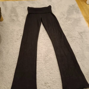 Svarta stickade yoga pants från Gina Tricot - Säljer ett par svarta stickade yoga pants från Gina Tricot i storlek 158/164. Dem är bara använda hemma så inga slitningar någonstans och bara använda fåtal gånger! Dom passar nån som är 160-165cm lång. ❤️