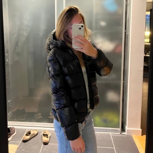 Colmar jacka - Säljer min colmar jacka då jag har köpt en ny! Endast använt den förra vintern fåtal gånger, inga defekter eller någonting ser ut som ny!😁💗