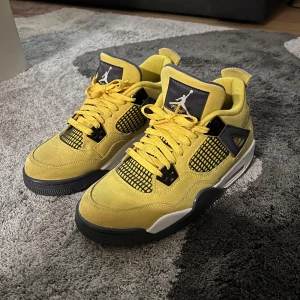 Jordan 4 Lightning (GS) - Modell: Jordan 4 Lightning (GS Size: 40  Cond: 9/10  Digitalt kvitto finns! Köpta från StockX.