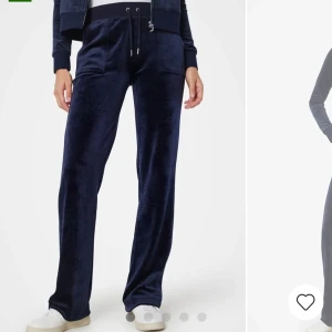 Mörkblå juicy mjukisbyxor - Jättefina juicy couture byxor i mörkblå i storlek xs. De är i jättebra skick!! 