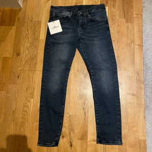 Helt nya J Lindberg jeans  - Tjena säljer nu dessa sprillans nya J Lindberg jeans till ett dunder pris, Stolek w30 L 34, för övriga frågor eller bud släng iväg ett meddelande byte kan funka. Nypris butik 1599
