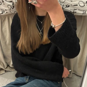 Svart stickad tröja från Gina Tricot - Jättefin stickad tröja från Gina Tricot, endast använd 2 gånger & dessvärre kommer den inte till användning då den är lite kort i armarna på mig, jättefint skick!