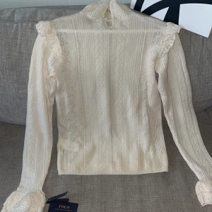 Ralph Lauren stickad - Säljer denna fina Ralph lauren stickade tröjan som är helt oanvänd, lapparna sitter kvar. Den är i strl S.☺️köpt för 2700kr.