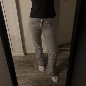 Grå lågmidjade raka jeans 🩶 - Gina tricot straight low jeans i grå tvätt, sparsamt använda men sprättat upp sömmen vid foten för att göra den lite längre, samt klippt en 2 cm slits! Jag är 170 cm lång och de är perfekt längd på mig! Skriv för fler bilder en er funderingar ❤️❤️