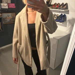 Beige kappa - Säljer en superfin beige kapp