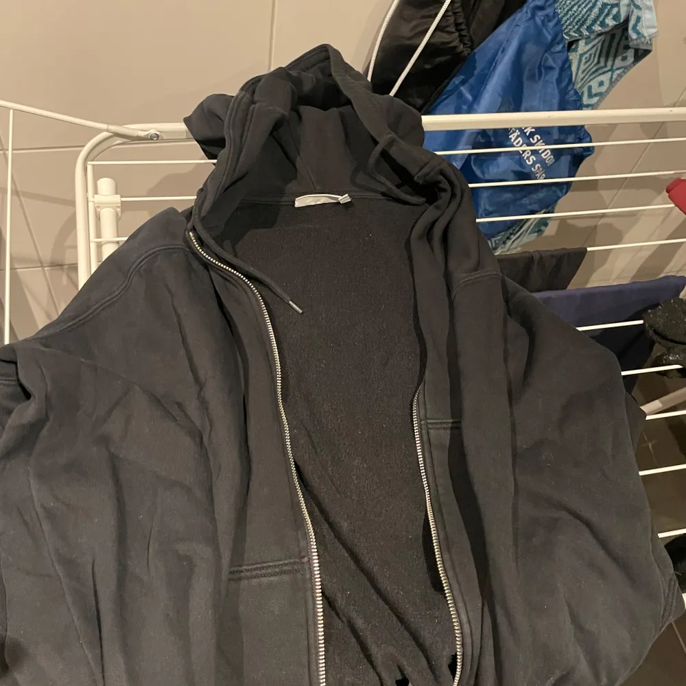 Säljer en svart hoodie från Weekday i storlek S. Den har en dragkedja framtill och är perfekt för både höst och vår. Hoodien är i bra skick och passar till alla tillfällen. Skön och stilren design som funkar till det mesta. 🖤. Tröjor & Koftor.