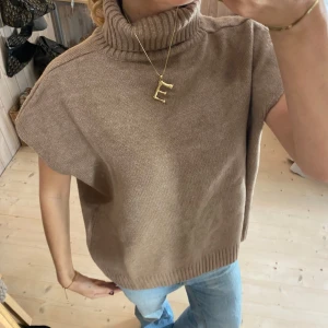 Beige stickad polotröja - Säljer en supermysig beige stickad polotröja. Perfekt för höst och vinter med sin varma och bekväma design. Den ribbade kragen ger en extra touch av stil. Perfekt för att hålla sig varm och snygg under kyliga dagar💕💕