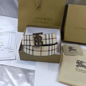  Burberry bälte  - Säljer ett snyggt Burberry bälte i klassiskt rutigt mönster. Bältet har ett stilrent monogramspänne i metall som ger en lyxig touch. Perfekt för att lyfta vilken outfit som helst! 