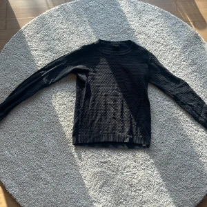 Grå stickad tröja från Vila - Säljer en svart stickad tröja från Vila i storlek S (passar M). Tröjan har ett snyggt texturerat mönster och är perfekt för kyliga dagar. Den har långa ärmar och ribbade kanter vid hals, ärmslut och nederkant. Passar både till vardags och lite finare tillfällen. 🖤