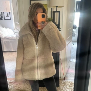 Beige teddyjacka från NA-KD - Säljer en jättefin och varm teddyjacka från NA-KD. Den är använd ungefär 3 gånger. Jackan är oversized och är därav större i passformen💕💕