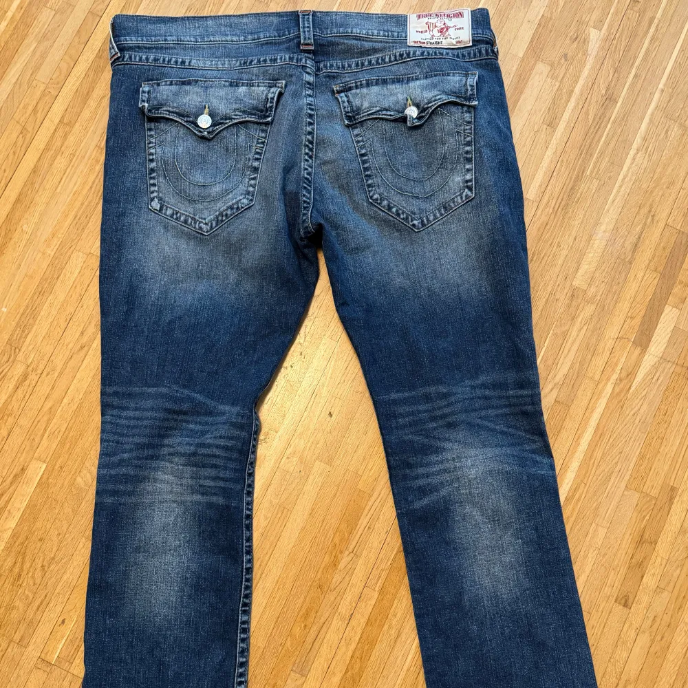 Säljer ett par snygga blå jeans från True Religion i storlek 42. . Jeans & Byxor.