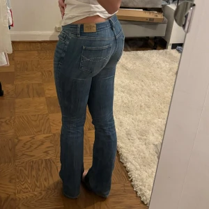 Lågmidjade bootcut jeans - Säljer ett par lågmidjade bootcut jeans från Abercrombie & Fitch. Midja 72 innerben 83, jag är 167cm. Köpte tidigare på Plick för 700kr, men har hunnit använda kanske 10 gånger. 