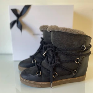 Vinterskor från Isabel Marant - Säljer mina Isabel Marant vinterskor med klack i fint skick. Köpta på Nk för 5950 kr. 🩷