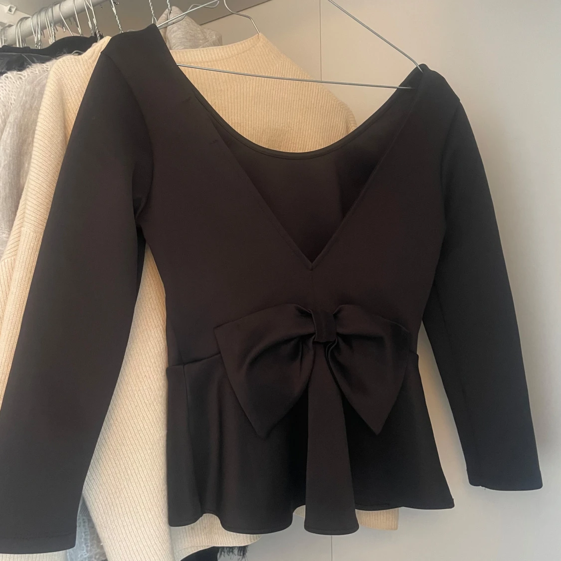 Svart topp med rosett detalj - 90