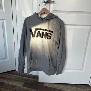 Grå hoodie från Vans - Säljer en snygg grå hoodie från Vans i storlek small. Den har en stor logga på framsidan och är perfekt för både vardag och chill. Hoodien är i bra skick och superbekväm att ha på sig. Perfekt för höst och vår!😉  Varan finns i Enköping och jag har möjlighet att mötas upp alternativt posta emot frakt!💞 Vid intresse kan flera detaljerade bilder skickas/ bilder med tröjan på! Tvättas innan den säljs!
