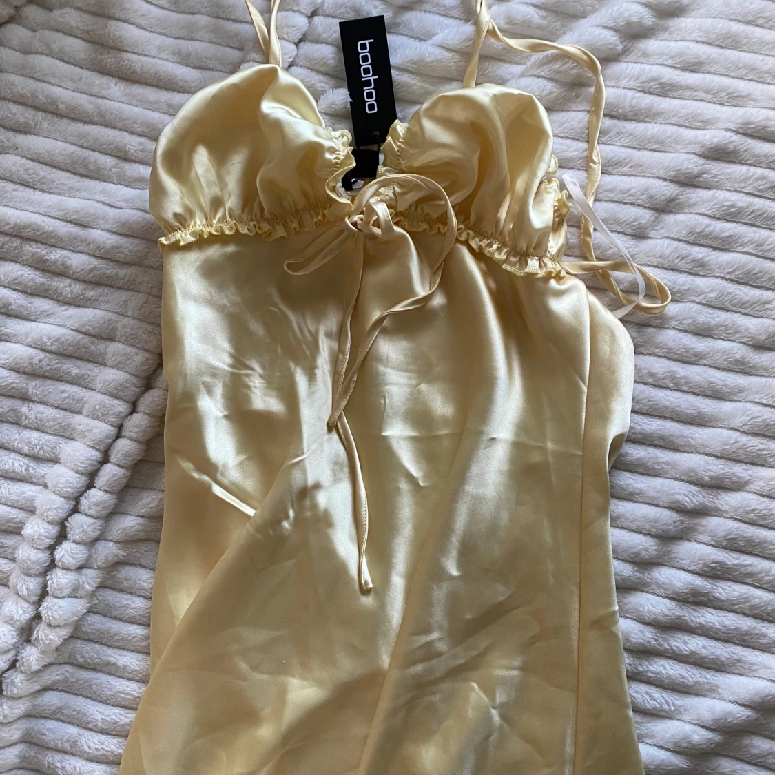 Gul axelbandslös klänning från Boohoo - 3