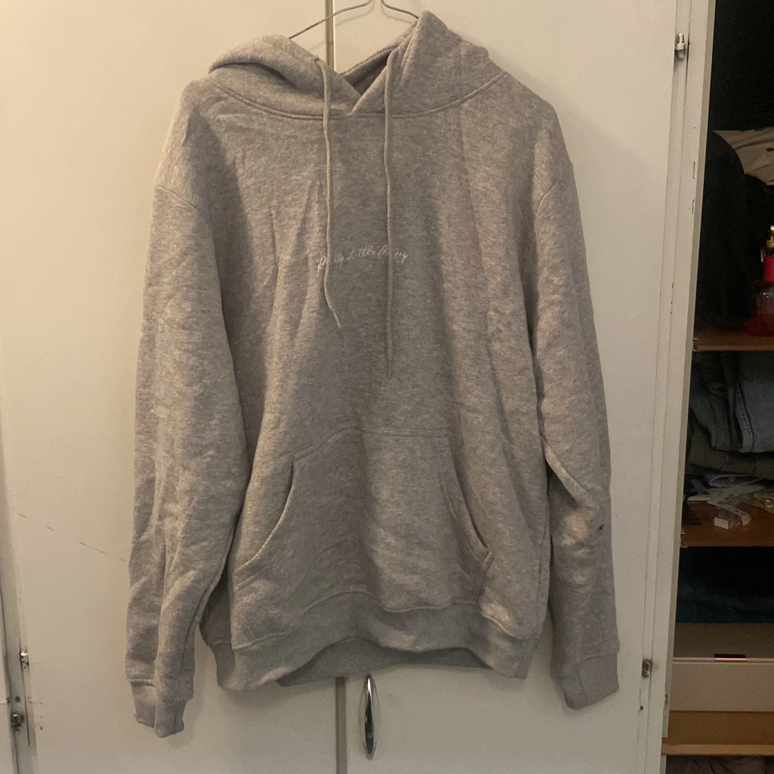 Grå hoodie från PrettyLittleThing