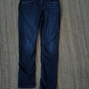Levis Jeans 512 - Levis jeans använda ett fåtal gånger! Nypris: ca 700kr. Endast köp via plick! Pris kan diskuteras. Tveka inte att höra av dig!