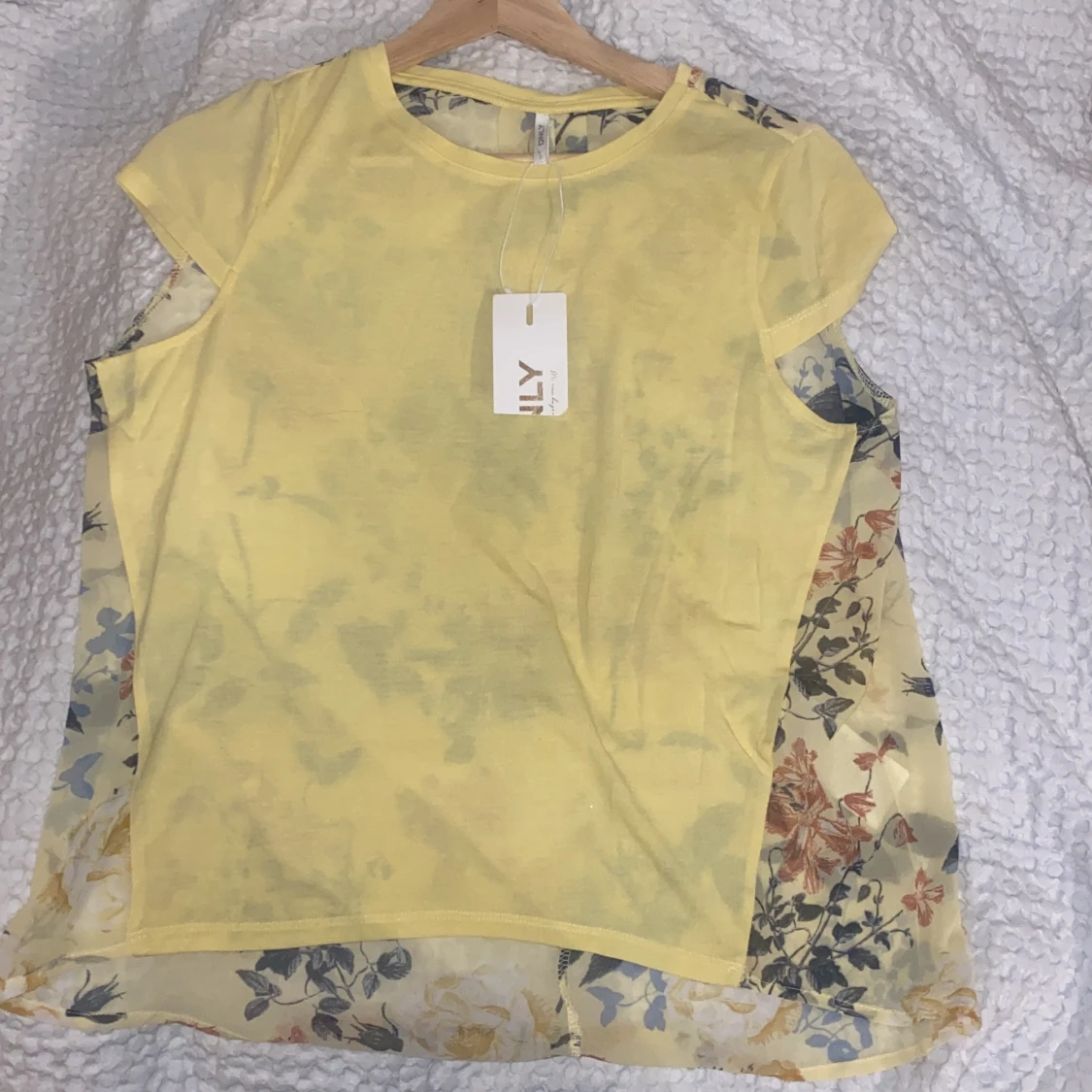 Gul blommig topp från ONLY