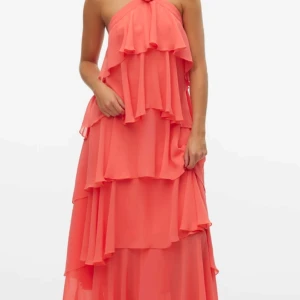 Oanvänd klänning från vero Moda - Säljer denna super fina klänning oanvänd då jag köpte olika färger. Köpt för 1200