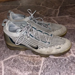Nike air Vapormax  - Riktigt snygga vapor max skor. nypris 2700! en bubbla spräckt men märks inte av så mycket när man går, Box tillkommer ej.😊