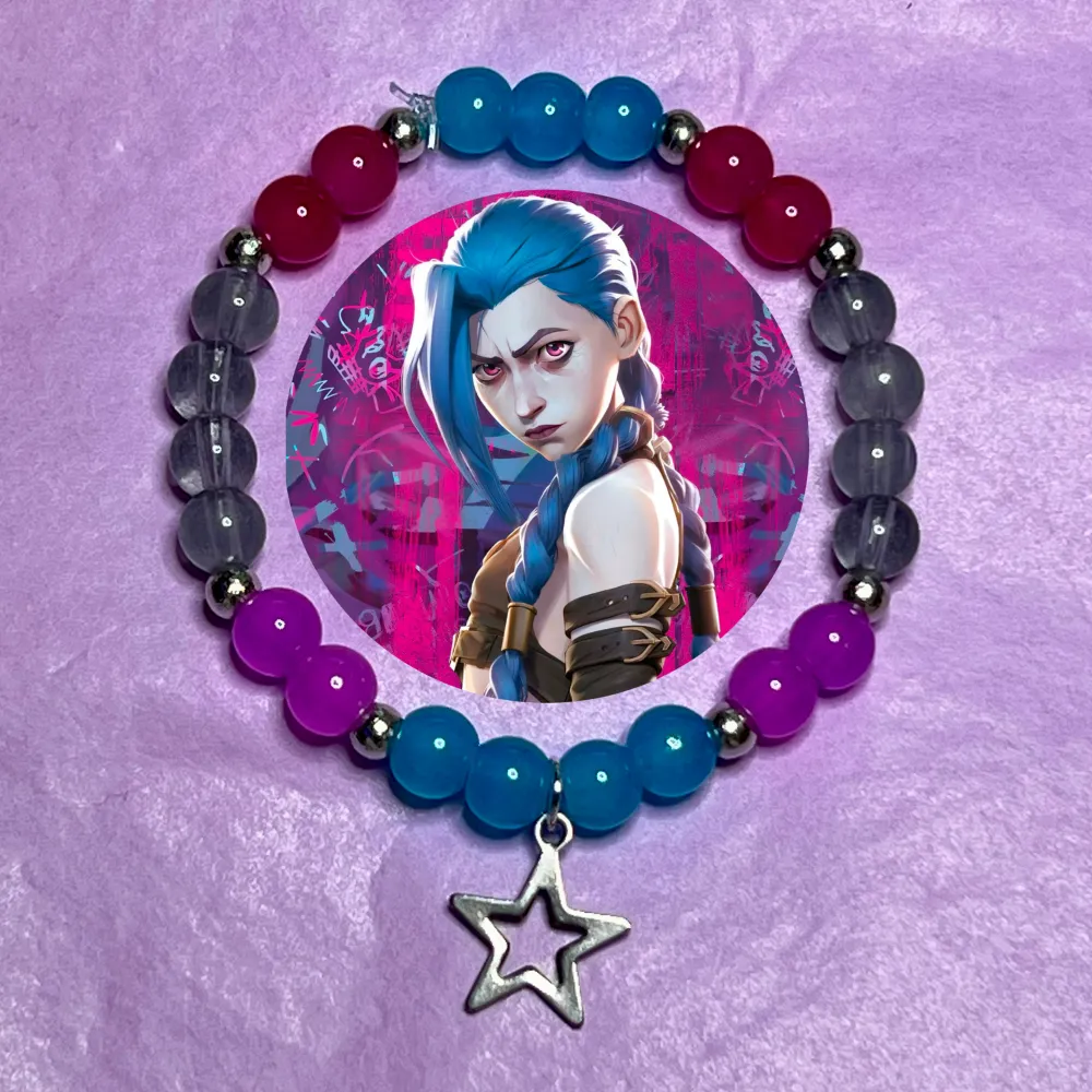 Jinx inspirerat armband, från Arcane, LoL. Handgjord.💙🩷. Accessoarer.